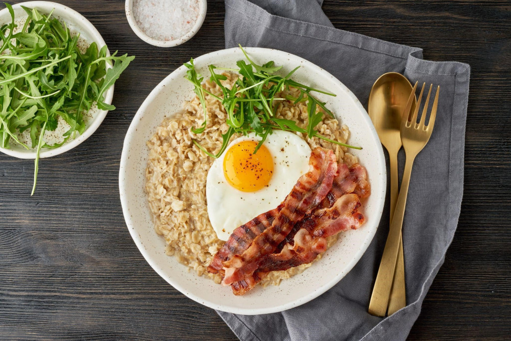 posiłek o wysokiej zawartości białka - owsianka, jajko i bekon