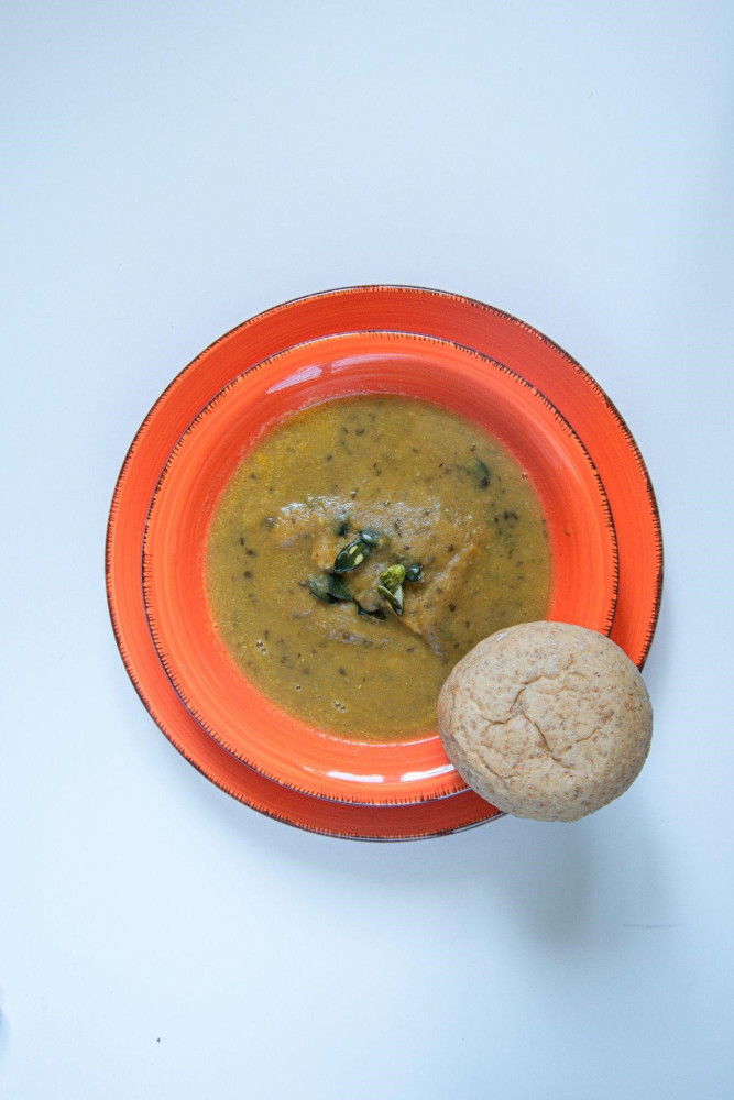 Zupa krem soczewicowo-marchewkowa z bułką grahamką i pestkami dyni