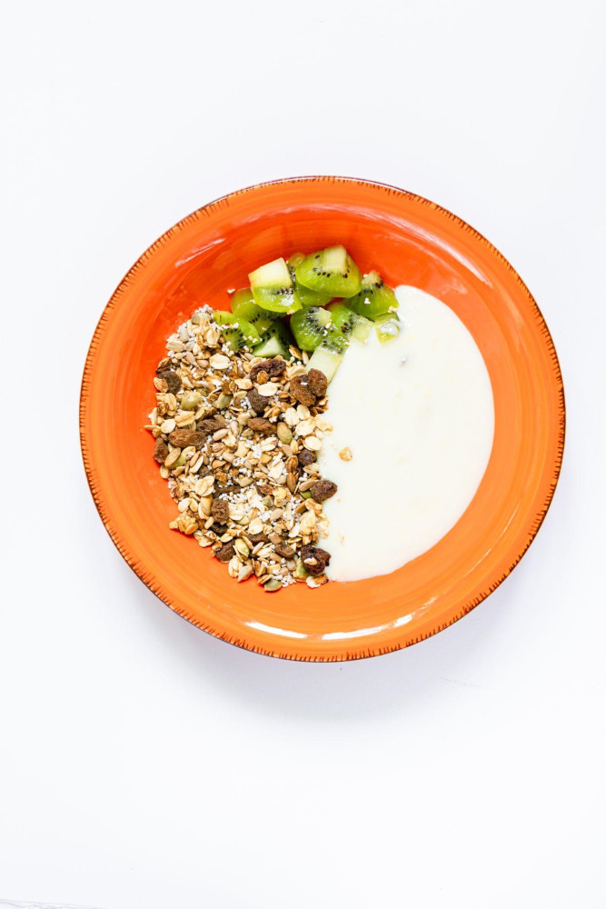 Smoothie bowl z jogurtem mango, kiwi i granolą bakaliową z amarantusem