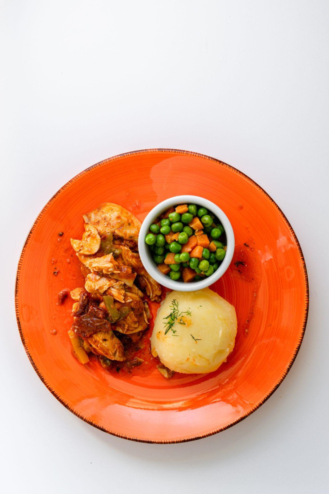 Kurczak w sosie paprykowym z suszonym pomidorem, ziemniakami i mini marchewką z groszkiem - obiad na szybko z kurczakiem