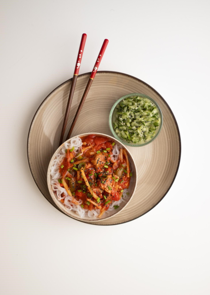 Keto obiad - Makaron konjac z wieprzowiną po chińsku z papryką, chilli i imbirem ze szczypiorkiem i sezamową surówką z ogórka