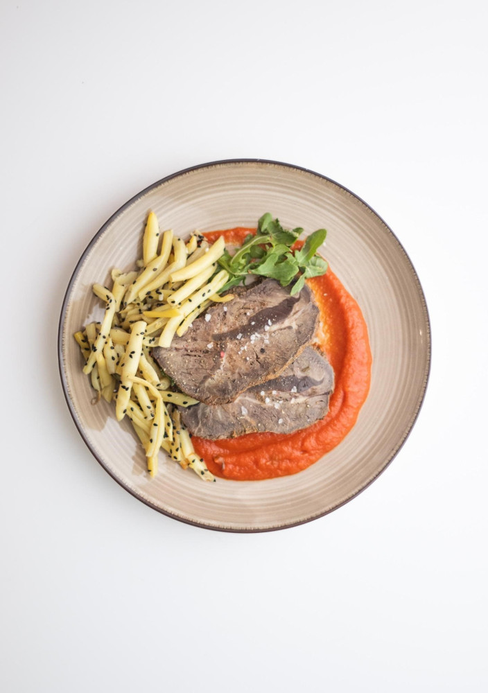 Keto obiad - Rostbef w tymianku i rozmarynie z sosem pomidorowym i fasolką szparagową z czarnym sezamem