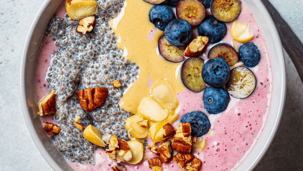 Smoothie bowl z nasionami chia i orzechami